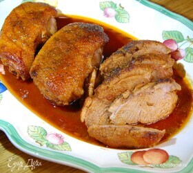 Утиные грудки, запеченные под острым томатным соусом с рисовым вином и медом