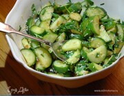 Огуречный салат с имбирно-лаймовой заправкой Огуречный салат с имбирно-лаймовой заправкой