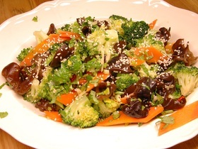 Салат из брокколи с древесными грибами и кинзой