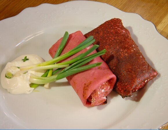 Свекольные блинчики с селедкой, зеленым луком и сметаной