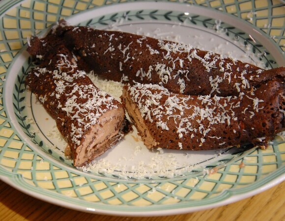 Шоколадные блины со сливочным кремом