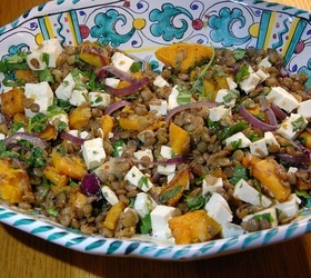 Салат из чечевицы с тыквой, фетой, красным луком и зеленью