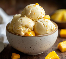 Домашнее мороженное с кусочками манго и бананом