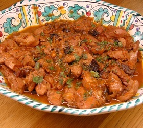 Индейка, томленная с черносливом и красным луком