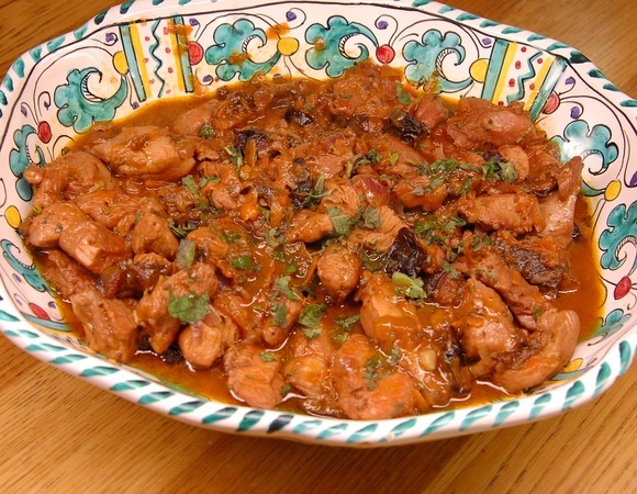 Индейка, томленная с черносливом и красным луком