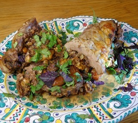 Лопатка ягненка, фаршированная курагой, инжиром и орехами