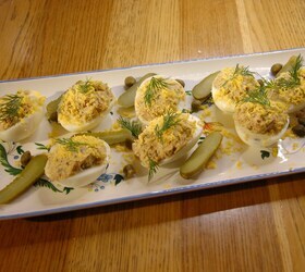 Яйца, фаршированные сардинами, корнишонами и каперсами