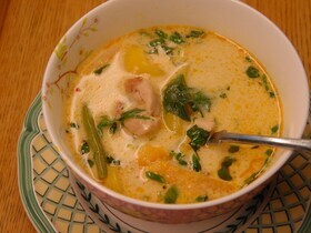 Азиатский суп с курицей, тыквой, сладким перцем и карри