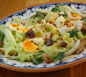 Салат из фенхеля, сельдерея и фиников с заправкой тахини