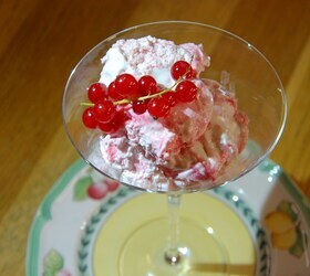 Мороженое с белым шоколадом и красной смородиной