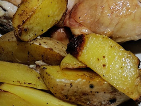 Запеченные куриные бедра с картофелем