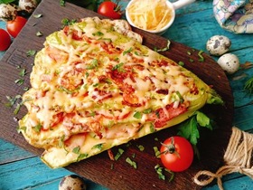 Веер из кабачка с сосиской и черри