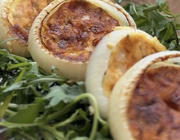 Глазунья в луковом кольце с ветчиной и сыром