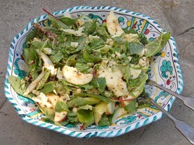 Салат с цветной капустой, яблоком, финиками и миндальной заправкой
