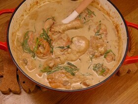 Куриные окорочка, томленные в вине с шалотом и белыми грибами