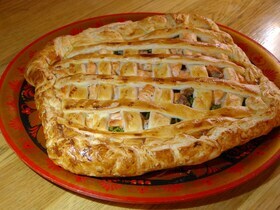 Пирог с семгой, брокколи и кресс-салатом