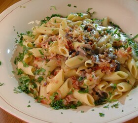 Пенне с колбасками, копченой грудинкой и грибами